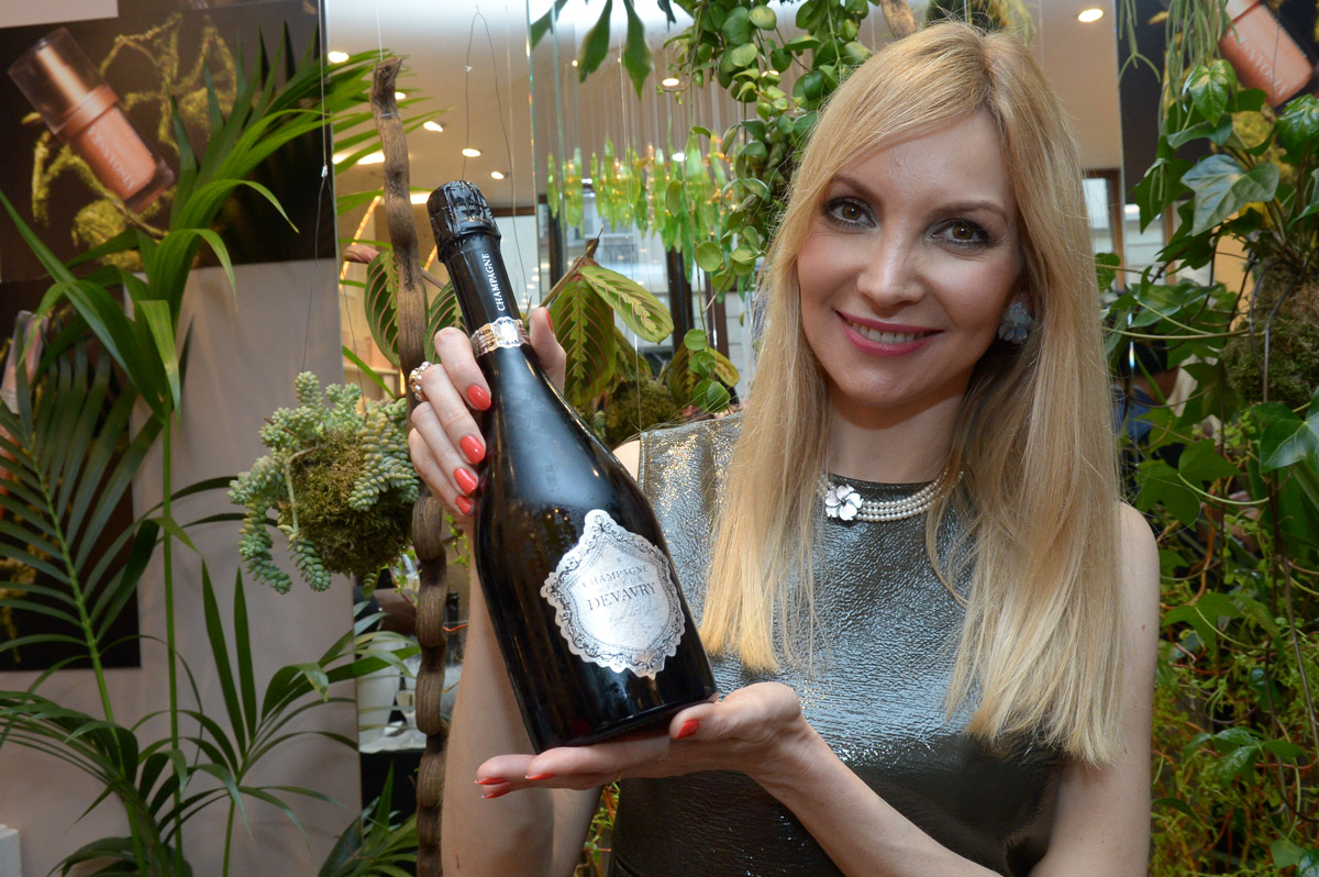 Elisabeth Visoanska présentant le champagne Devavry