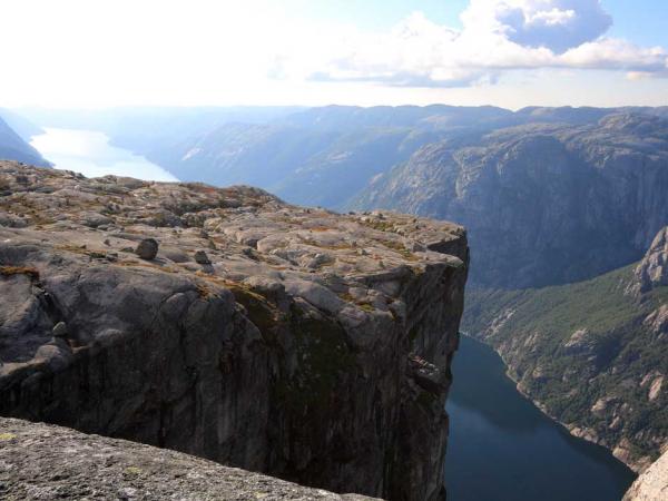 Grimpez la terrifiante montagne Kjerag en Norvège