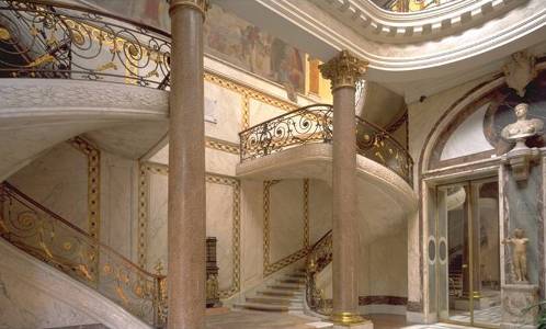 Le double escalier dans le Jardin d'hiver du musée Jacquemart André